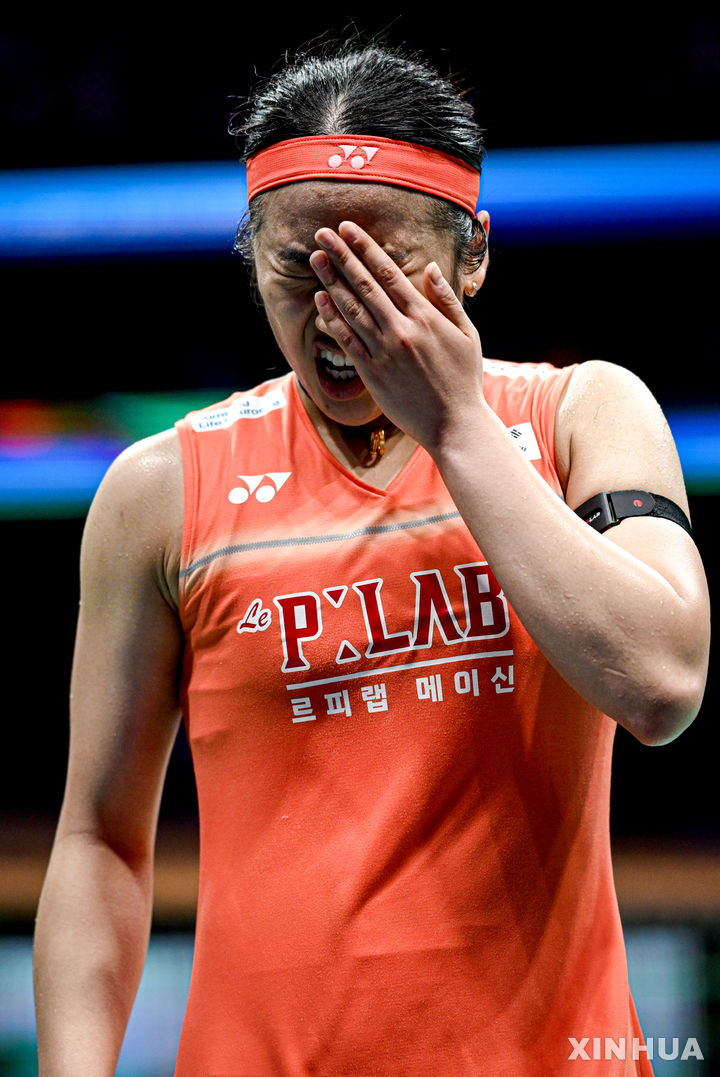 얼굴 만지는 안세영