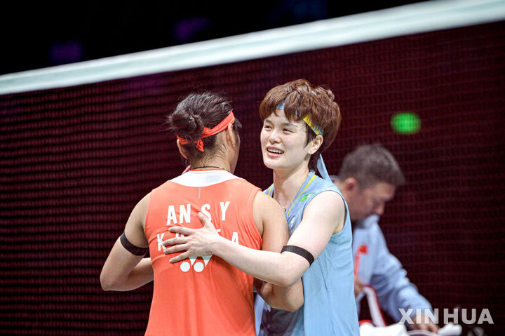 인사 나누는 안세영-왕즈이