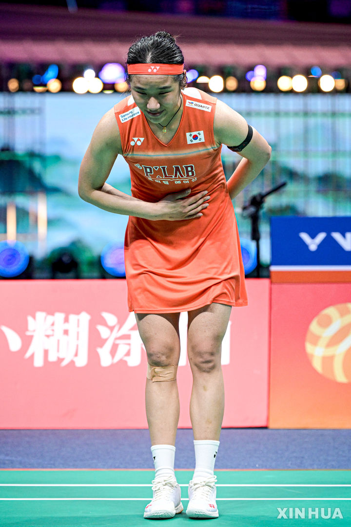 관중에게 인사하는 안세영