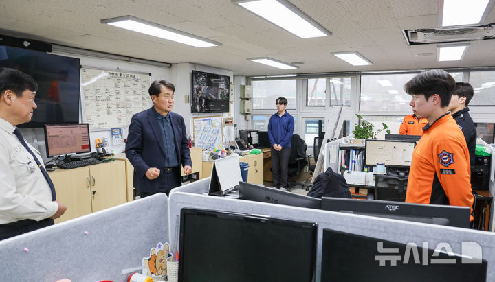 하은호 군포시장, 소방대원 격려…'철쭉축제 안전' 당부