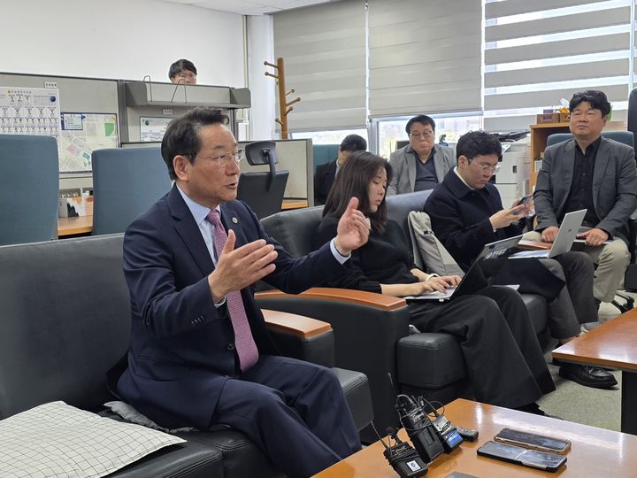 유정복 "지방정부 무력화 추경, 받아들일 수 없어"