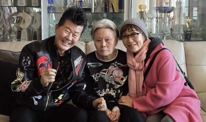 하춘화, 치매 투병 '옥경이'에 거금 전달…태진아와 50년 우정