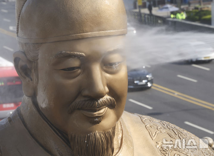 "시원하구나" 세종대왕 동상 봄맞이 세척 작업 [뉴시스Pic]