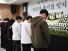 "어떻게 위로를…" 친구 아버지 영정 앞 고개 떨군 학생들