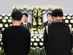 완도 순직 소방관 앞에서 묵념하는 학생들