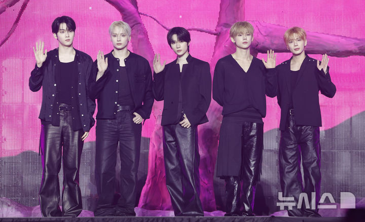 '세카이계 졸업' 소년들, 현실 껴안다…투모로우바이투게더 '가시덤불에 바람이'