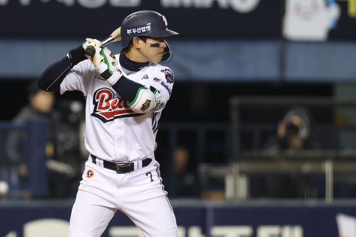 [오늘의 뉴스종합] 박찬호, 두산 이적 후 첫 홈런 기록과 손아섭, 이교훈 트레이드로 새로운 출발