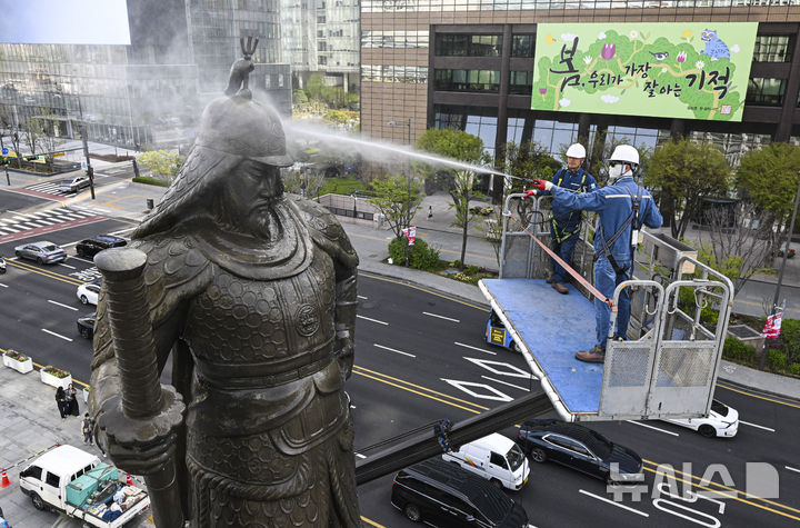 "시원하니 좋구나" 이순신 장군 동상 봄맞이 세척 [뉴시스Pic]