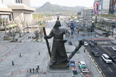 해머로 광화문 이순신 동상 파손 시도…경찰 체포