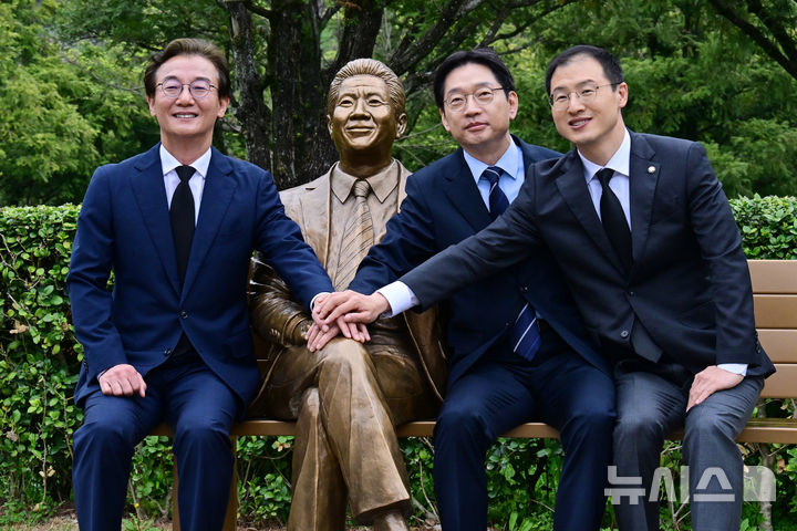 김경수·김상욱·전재수, 나란히 노무현 전 대통령 묘역 참배 [뉴시스Pic]