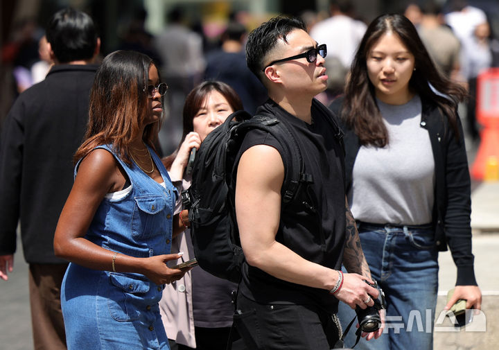 "초여름 같네" 때이른 4월 더위에 반팔·민소매 차림 등장 [뉴시스Pic]