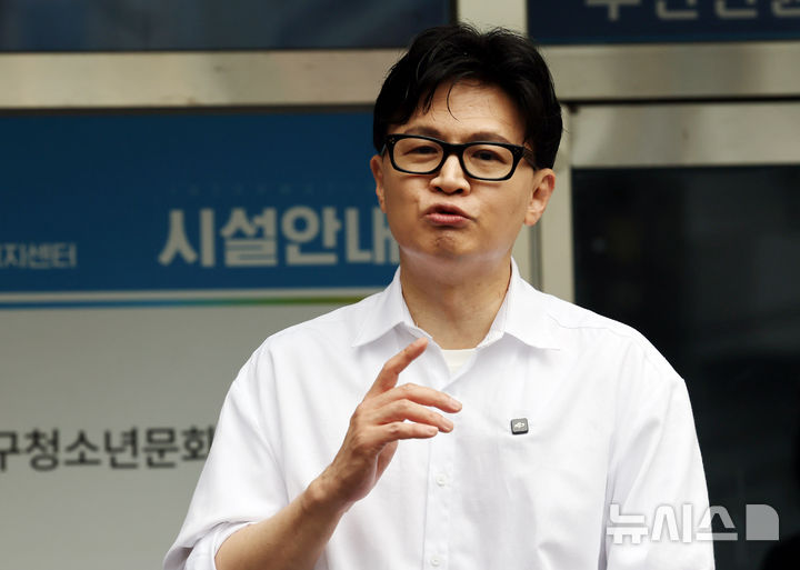 부산 전입신고 마친 한동훈 "선거 시작과 끝을 여기서 하겠다" [뉴시스Pic]