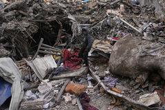 잔해 속에서 고철 수거하는 레바논 소년