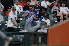 파울 타구 잡으려다…