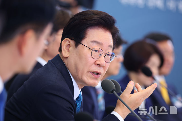 이 대통령 "첨단산업 네거티브 규제로…대규모 지역 단위 규제 특구"(종합)