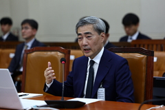 답변하는 신현송 후보자