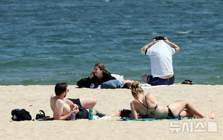 "반팔이 필요한 날씨" 전국에 초여름 더위 [뉴시스Pic]