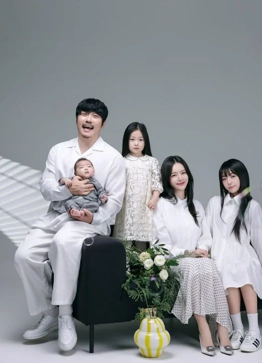 KCM, 숨겨왔던 14살 딸 포함한 다섯 가족사진 공개