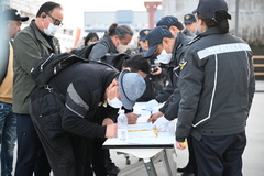 세월호 12주기, 선상 추모식 탑승 수속 밟는 유족들