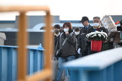 세월호 12주기, 새하얀 국화 들고 함정 오르는 유족들