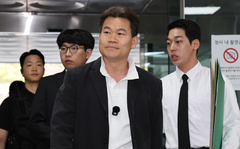 '李 대통령 명예훼손' 전한길 구속심사 종료…수갑차고 청사나와(종합)