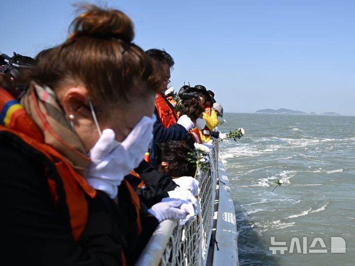'잊을 수 없는 그날의 아픔' 세월호 참사 12주기 선상추모식 [뉴시스Pic]