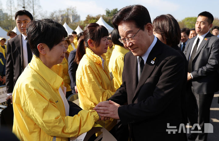 유가족 위로하는 대통령
