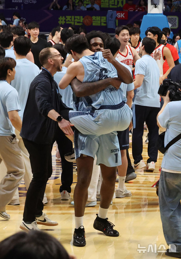 프로농구 고양 소노, '고의 패배 논란' SK에 싹쓸이 3연승…창단 첫 4강 PO 진출 [뉴시스Pic]
