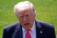 백악관서 기자들과 대화하는 트럼프 대통령