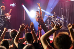 유명 가수, 10대 소녀 살인 혐의로 체포