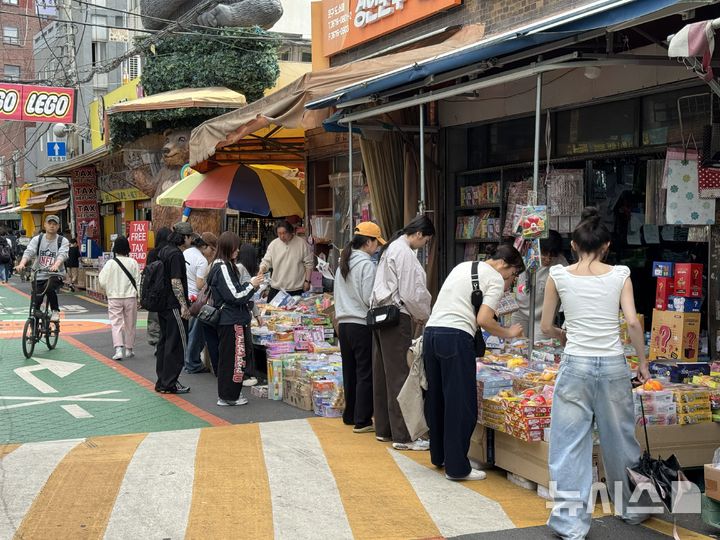"쪼물딱대면 스트레스 풀려요"…2030 '말랑이 성지'된 이곳[출동!인턴]