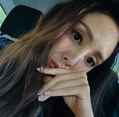 '활동 중단' 지나, 웨딩드레스 이어 유모차 영상…결혼설 솔솔