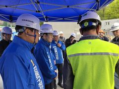 '명일동 싱크홀' 찾은 정원오 "오세훈, 사전에 위험 못 막은 이유 설명해야"