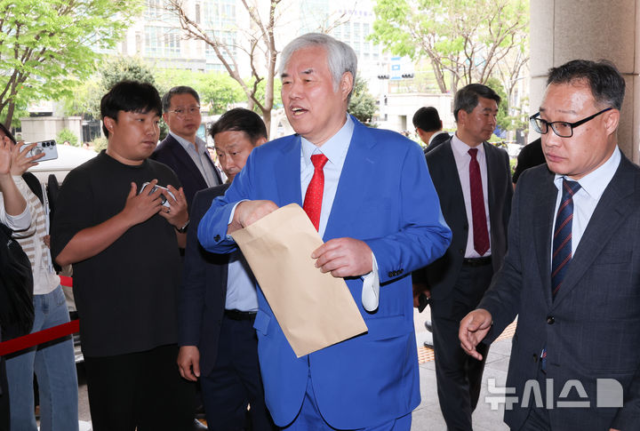 잇단 '광화문 집회' 참석 전광훈 "윤석열 배짱 없어…변호인단도 멍청"