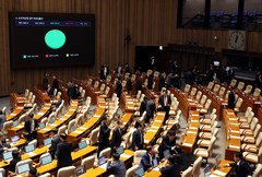 새벽 1시, 본회의장 나서는 의원들