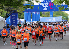 힘차게 출발하는 시각 장애인 참가자들