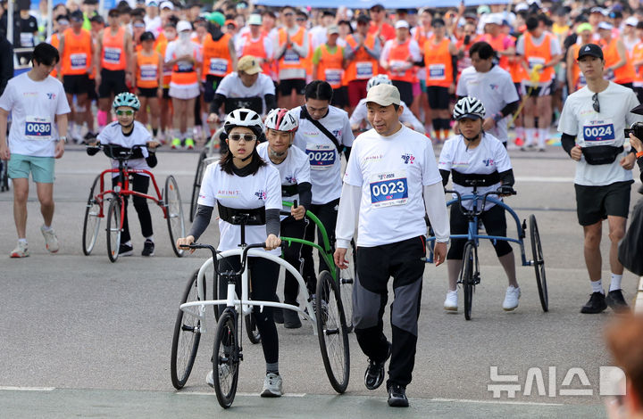 장애인과 비장애인 러너가 함께 뛰는 '2026 키움런' [뉴시스Pic]