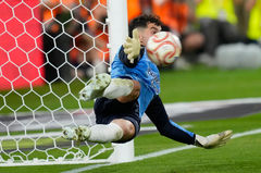 승부차기 막아내는 우나이 마레로