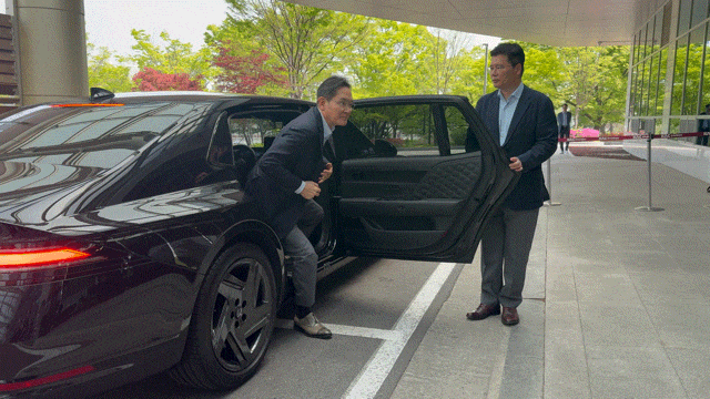  李 순방 맞춰 총수 총출동…이재용·정의선·구광모 인도로 출국