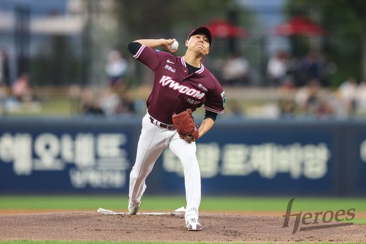 [오늘의 뉴스종합] 한국 축구의 월드컵 32강 진출 불확실성과 프로야구의 베테랑 활약, KLPGA와 KPGA에서의 기대감