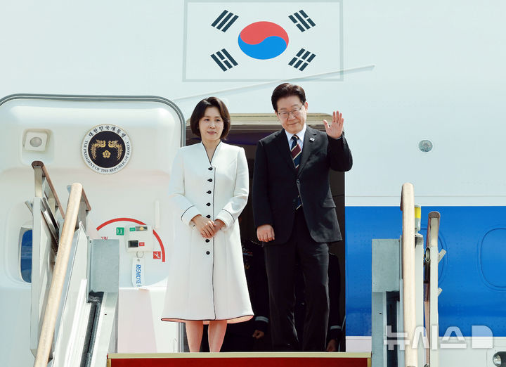 이 대통령, 인도 뉴델리 도착…내일 모디 총리와 정상회담