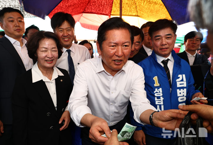 추미애와 모란시장 찾은 정청래, 김용도 동행 [뉴시스Pic]