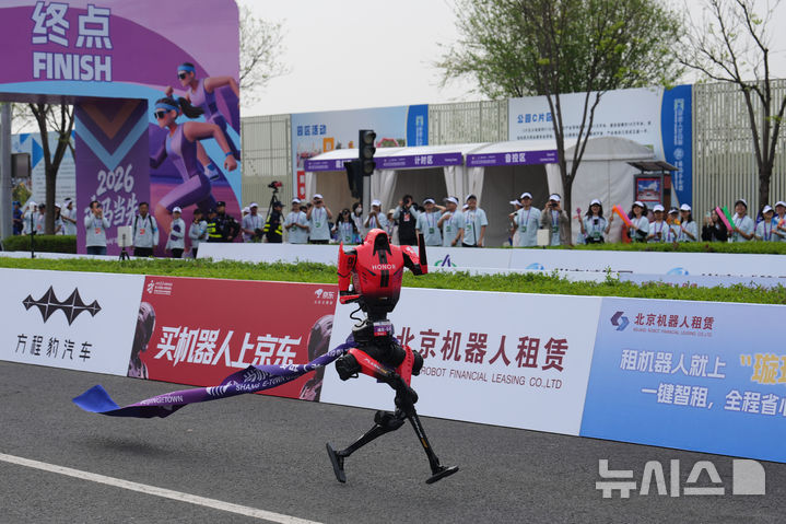 중국 휴머노이드 로봇, 하프 마라톤 인간 세계 기록 경신[뉴시스Pic]