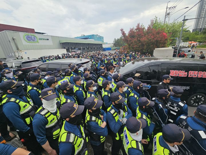 노조인데 근로자는 아니다?…화물연대 사태 어쩌나