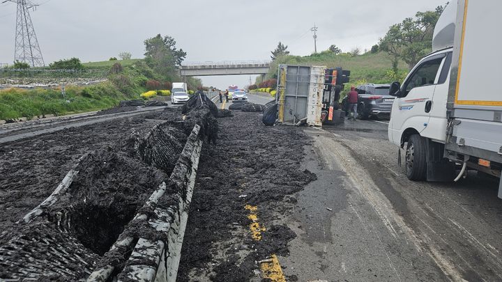 해남 18번 국도서 화물차 전도…물김 80망 쏟아져