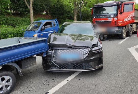 덤프트럭이 신호대기 차량 들이받아 8중 추돌…2명 부상