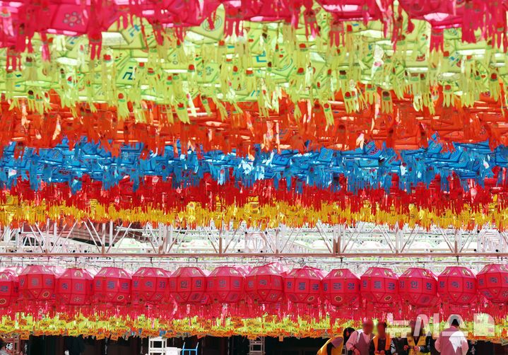 부처님 오신 날 앞두고 연등 설치해요 [뉴시스Pic]