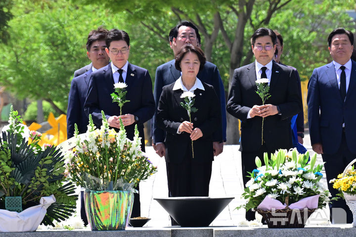봉하마을 찾은 정원오·추미애·박찬대 "盧 정신 기리고 원팀으로 선거 치를 것" [뉴시스Pic]