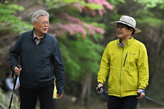 무등산 산행하는 문재인 전 대통령