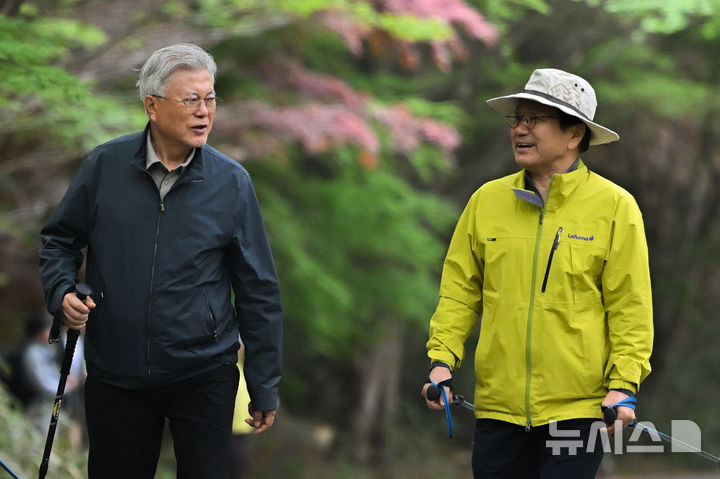 광주 찾은 문재인 전 대통령, 강기정 시장과 무등산 산행 [뉴시스Pic]